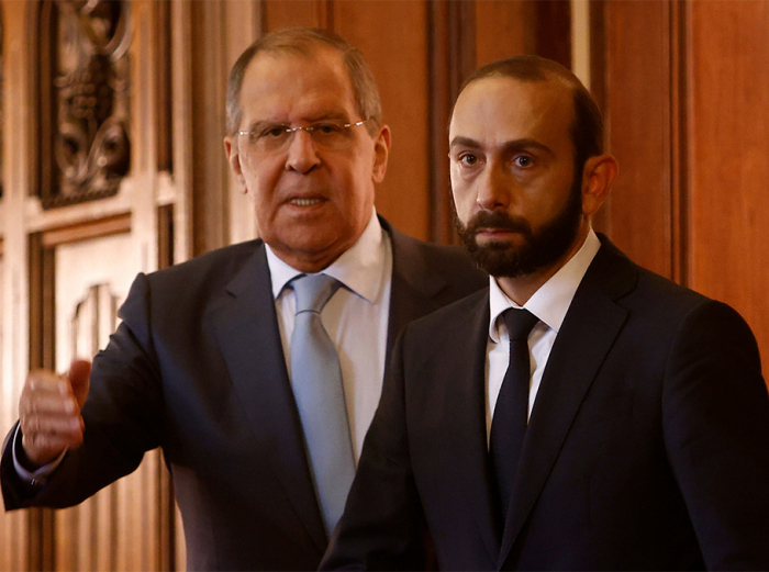       Lavrov:    “Biz tərəf saxlamırıq”   