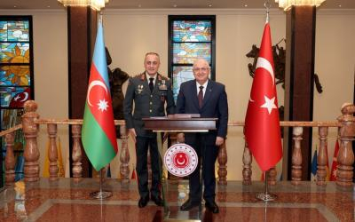  El ministro de Defensa turco recibe a Hikmet Mirzoyev 