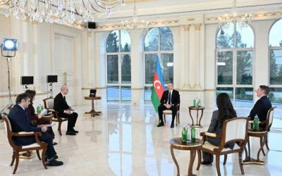  El presidente de Azerbaiyán, Ilham Aliyev, concedió una entrevista a los canales de televisión locales 