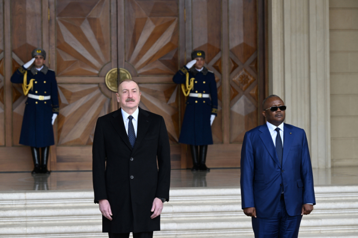   Ceremonia oficial de bienvenida al Presidente de Guinea-Bisáu en Bakú  