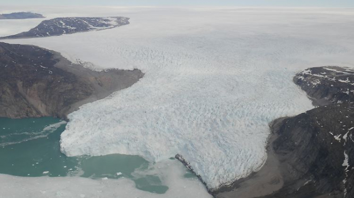   Gletscherspalten in Grönlands Eis wachsen  