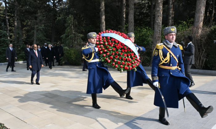  El Presidente de Somalia rinde homenaje al Gran Líder Heydar Aliyev en el Callejón de Honor 