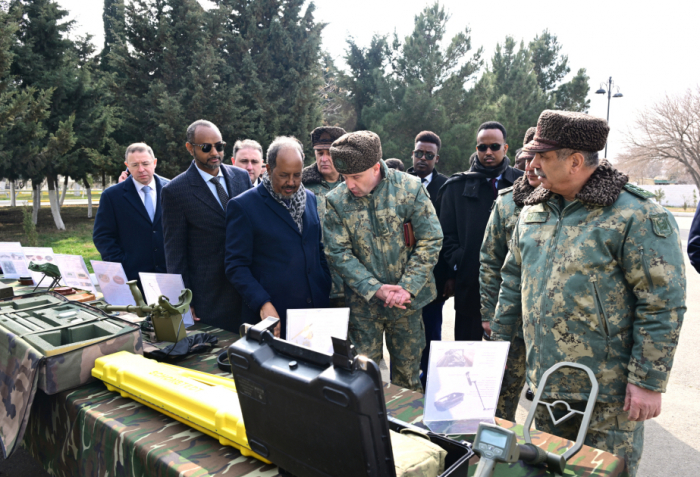    Somali Prezidenti komando hərbi hissəsində olub  
   