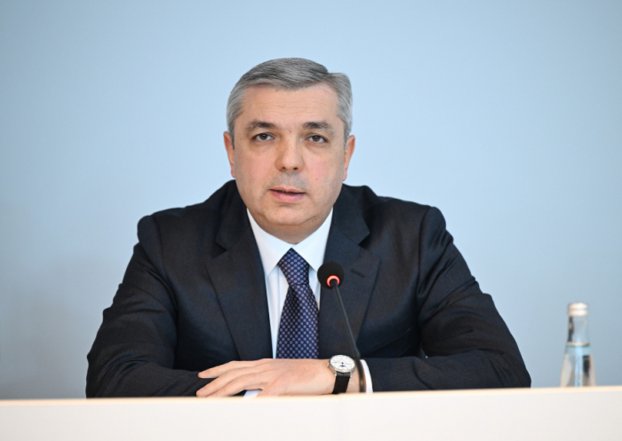 El Jefe de la Administración Presidencial de Azerbaiyán presentó al personal a Rufat Mahmud