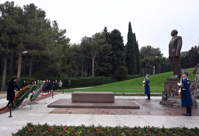   Belarus delegation pays tribute to National Leader Heydar Aliyev and Azerbaijani martyrs  