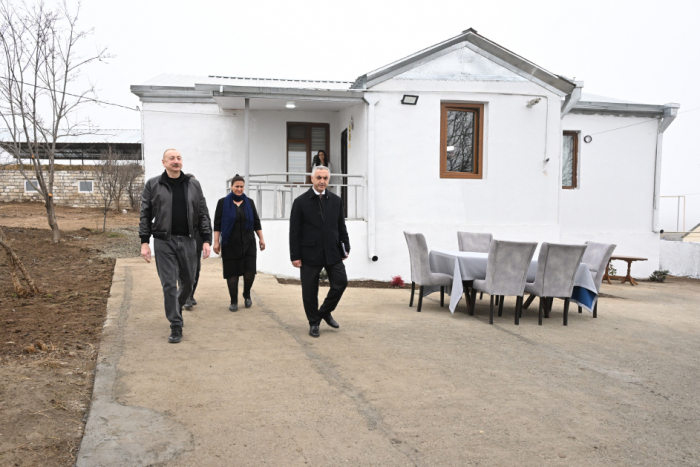  Ilham Aliyev inspecte les travaux de restauration des maisons individuelles et des infrastructures à Ballydja 