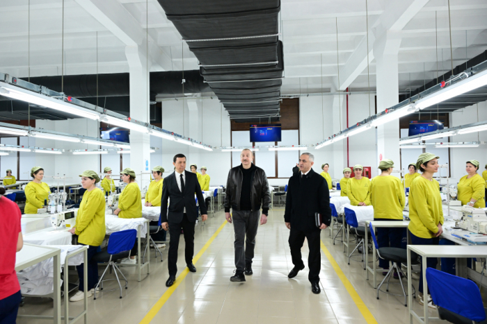 Le président Aliyev visite une usine de confection textile à Khankendi