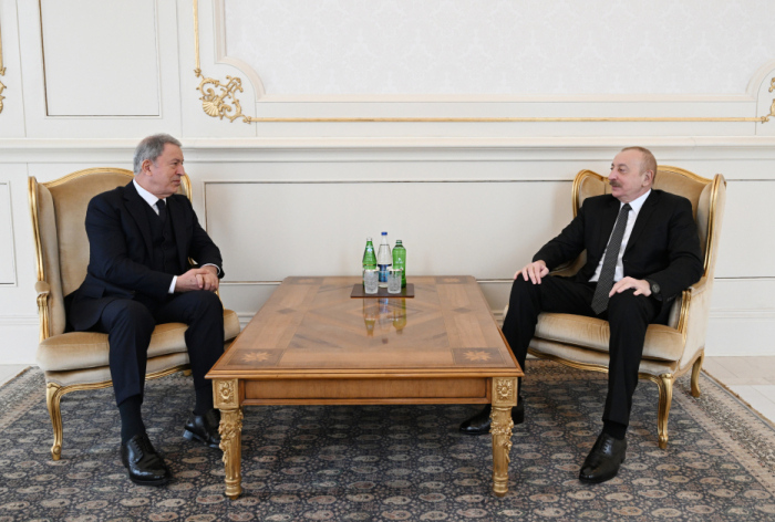  Le président Ilham Aliyev reçoit le président de la Commission de la défense nationale du Parlement turc 