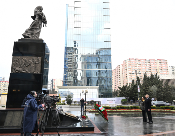  Khodjaly: Le président azerbaïdjanais et la première dame visitent le monument érigé à la mémoire des victimes 