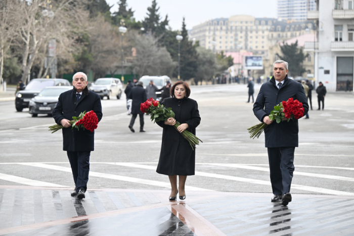 Dövlət və hökumət rəsmiləri Xocalı soyqırımı abidəsini ziyarət ediblər