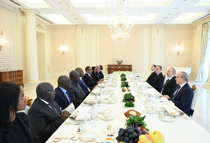 Les présidents azerbaïdjanais et bissau-guinéen se réunissent en format élargi autour d’un déjeuner 