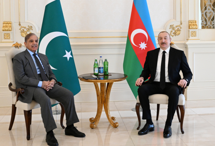  El Presidente de Azerbaiyán y el Primer Ministro de Pakistán se reúnen a solas 