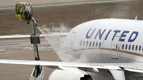 Evacúan un avión de United Airlines al incendiarse su motor sobre la pista