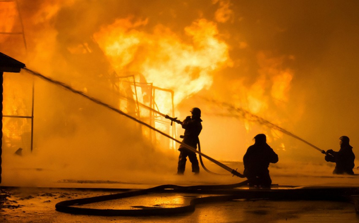   In einer Ölraffinerie im Iran bricht Feuer aus  