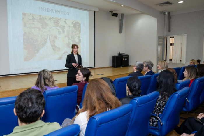 Famoso experto británico visita el Museo Nacional de Arte de Azerbaiyán