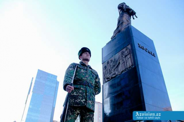   Presidente Ilham Aliyev y primera dama Mehriban Aliyeva visitan el Memorial del Genocidio de Joyalí   