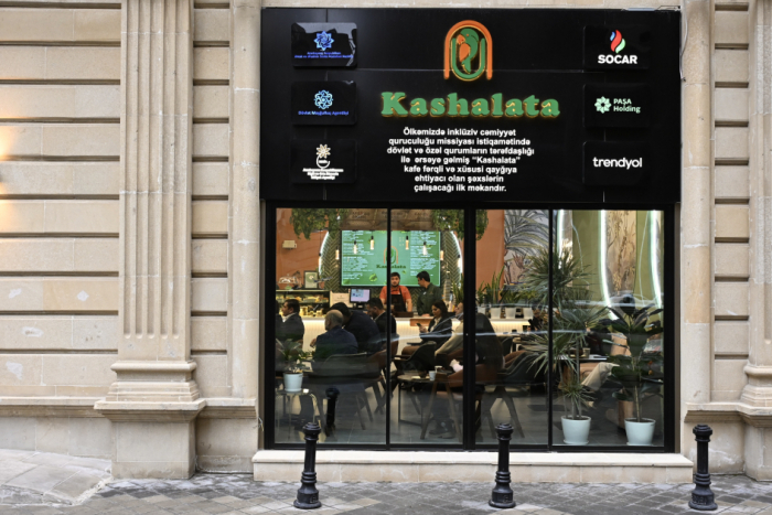 Se organizó una gira de prensa a Kashalata, la primera cafetería inclusiva de Bakú