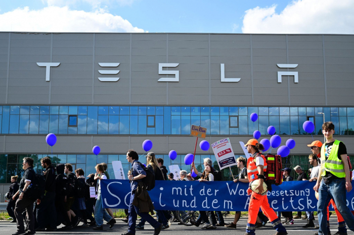 Sommet sur l’IA: des militants écologistes s’attaquent au siège social de Tesla