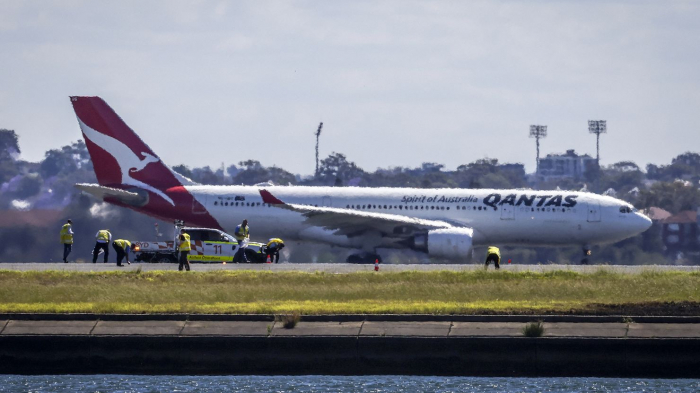   Qantas flight makes emergency landing in Sydney after smoke spotted in cockpit  