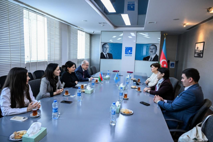 La Academia del Deporte de Azerbaiyán celebra una reunión con la dirección de una de las principales universidades de Kazajistán