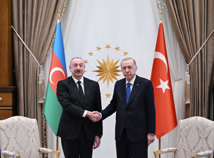   Präsident Ilham Aliyev beginnt ein Vieraugengespräch mit dem türkischen Präsidenten Erdoğan  