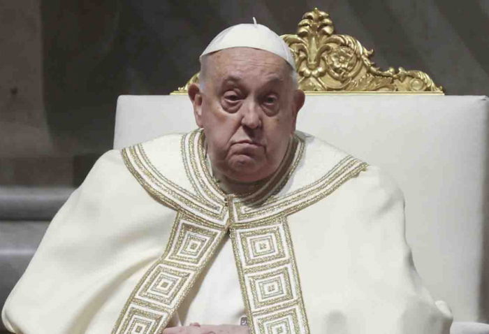 Vatican : après une nuit «tranquille», le Pape François «se repose encore»