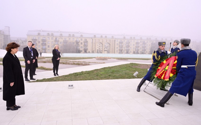  Präsidentin Nordmazedoniens besucht Siegespark in Baku 