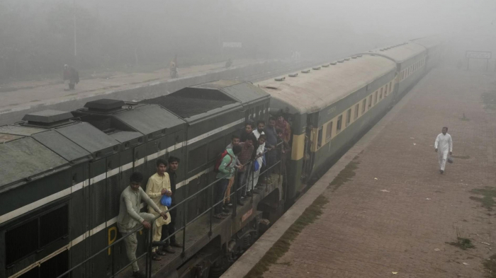  Militants hold 450 train passengers hostage in Pakistan 