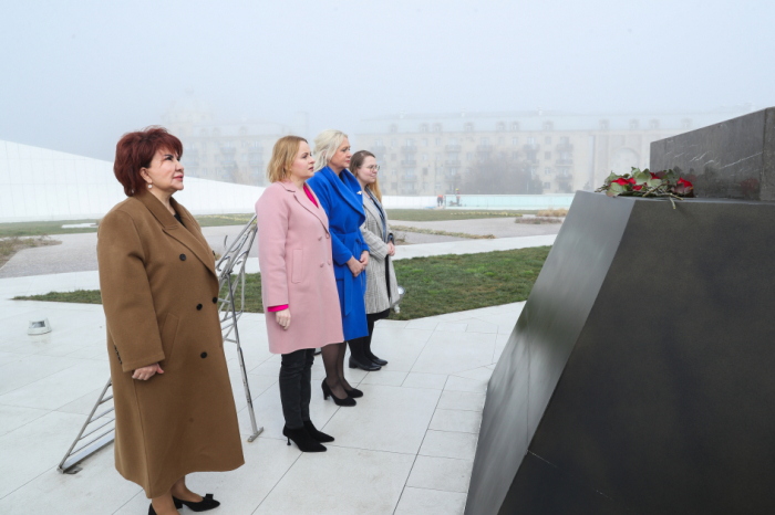   Vorsitzende der Parlamentarischen Freundschaftsgruppe Estland-Aserbaidschan besucht den Siegespark in Baku  