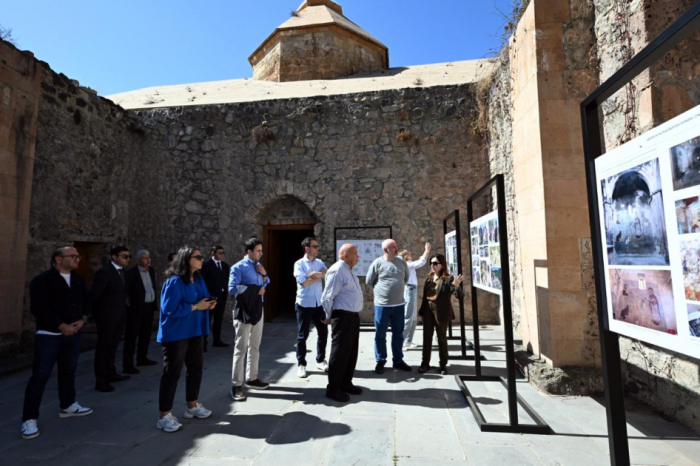 Beynəlxalq konfransın iştirakçıları Xudavəng monastırında