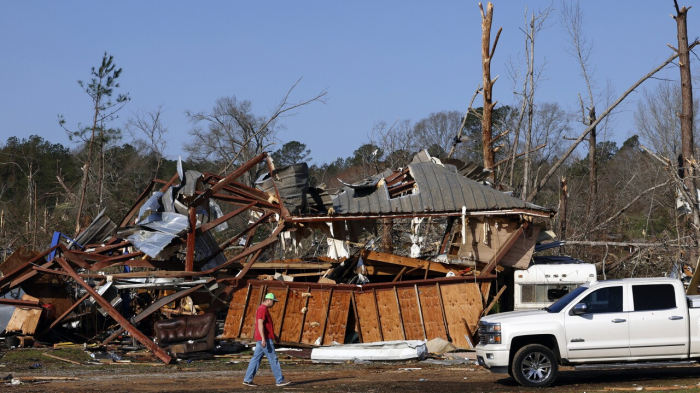 US tornadoes, wildfires and dust storms leave 40 dead