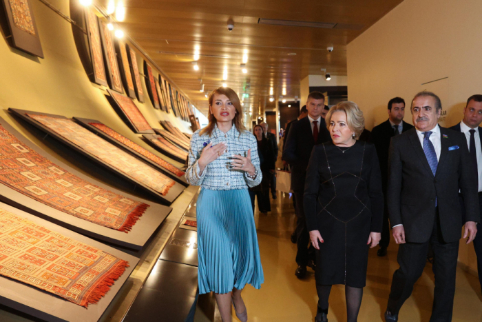  Valentina Matvienko visita el Museo Nacional de Alfombras de Azerbaiyán 