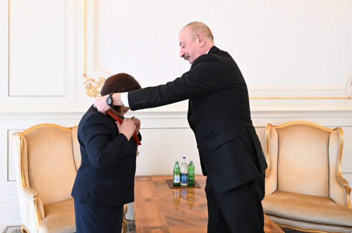   Präsident Ilham Aliyev überreicht Sahiba Gafarova „Scharaf“-Orden  