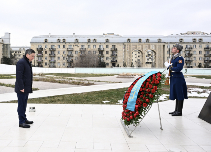 Le Premier ministre kazakh visite le Parc de la Victoire à Bakou