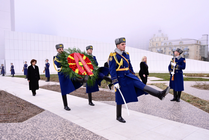   La Presidenta de Macedonia del Norte visita el Parque de la Victoria en Bakú  