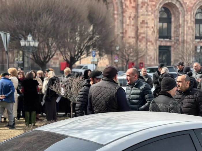    İrəvanda etirazçılar Paşinyanla görüş tələb edirlər   