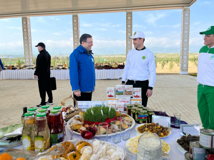 Türkmənistan prezidenti Azərbaycan stendi ilə tanış olub