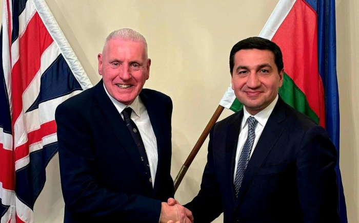  Hikmet Hajiyev se reunió con el Ministro de Estado de Defensa del Reino Unido 