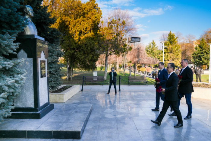 Azerbaijani delegation visits monument to National Leader Heydar Aliyev in Bucharest