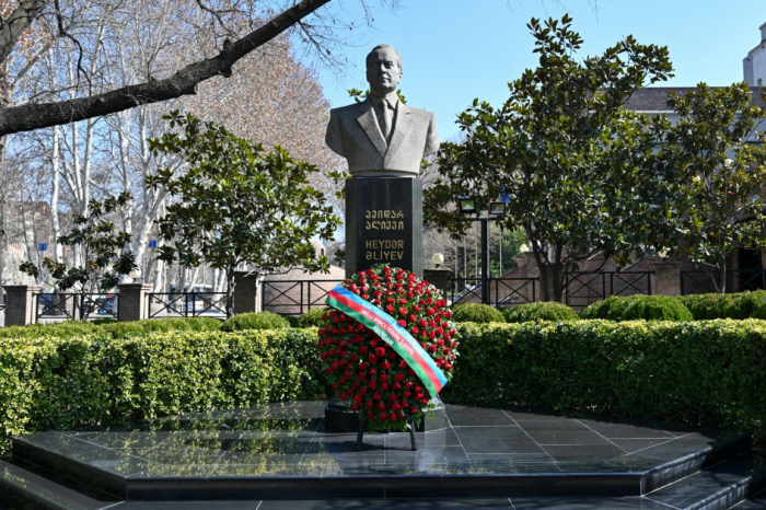 Azerbaijani parliament speaker pays tribute to national leader Heydar Aliyev in Tbilisi