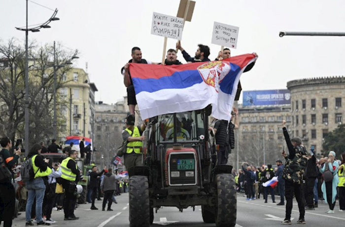 Serb polisi etirazlar zamanı qadağan olunmuş cihazdan istifadə edib  
