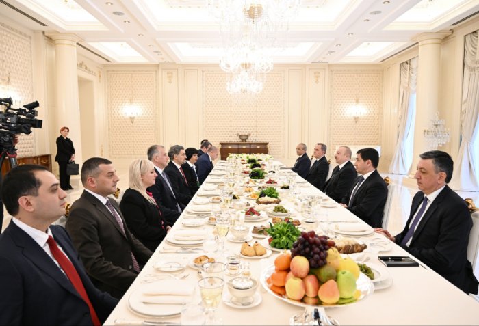  Azerbaijani and Georgian Presidents hold expanded meeting over luncheon 