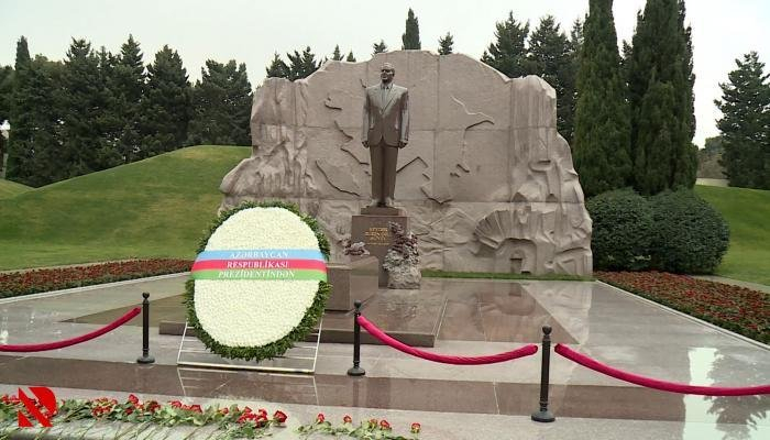 Prezident və birinci xanım Heydər Əliyevin məzarını ziyarət ediblər Prezident və birinci xanım Heydər Əliyevin məzarını ziyarət ediblər