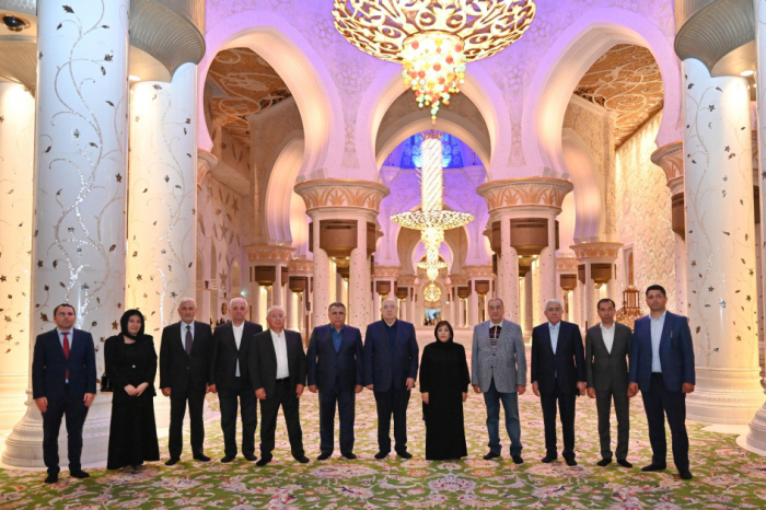  Una delegación parlamentaria se familiariza con el complejo de la Mezquita Sheikh Zayed de Abu Dabi 