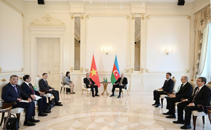   Präsident Aliyev hält erweitertes Treffen mit dem Generalsekretär des Zentralkomitees der Kommunistischen Partei Vietnams ab  