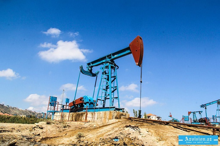 Azerbaijani oil price falls below $64