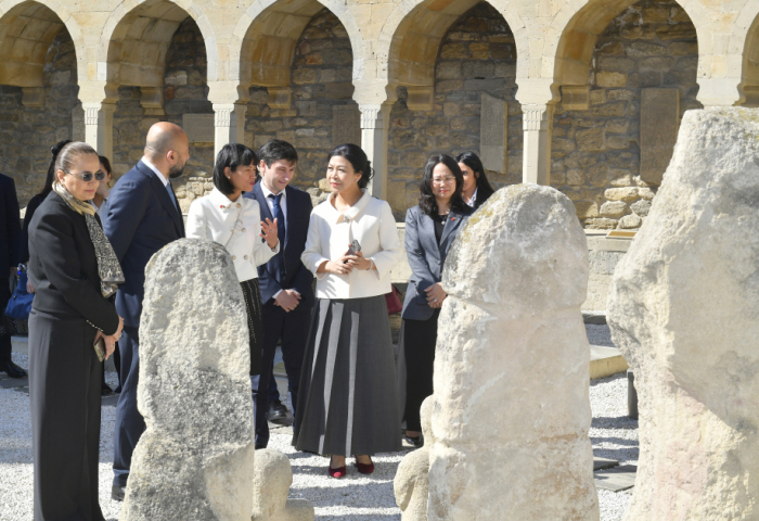 L’épouse du secrétaire général du Comité central du Parti communiste vietnamien visite l’Itchericheher