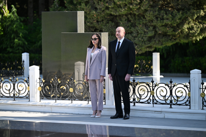  Le président Ilham Aliyev et Mehriban Aliyeva rendent hommage à la mémoire d’Heydar Aliyev