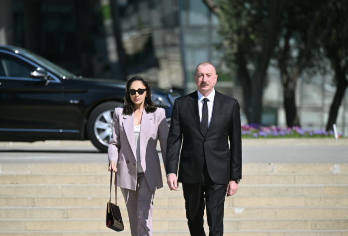 El Presidente y la Primera Dama rindieron homenaje a la memoria de los hijos e hijas de Azerbaiyán caídos en la lucha por la victoria sobre el fascismo El Presidente y la Primera Dama rindieron homenaje a la memoria de los hijos e hijas de Azerbaiyán caídos en la lucha por la victoria sobre el fascismo