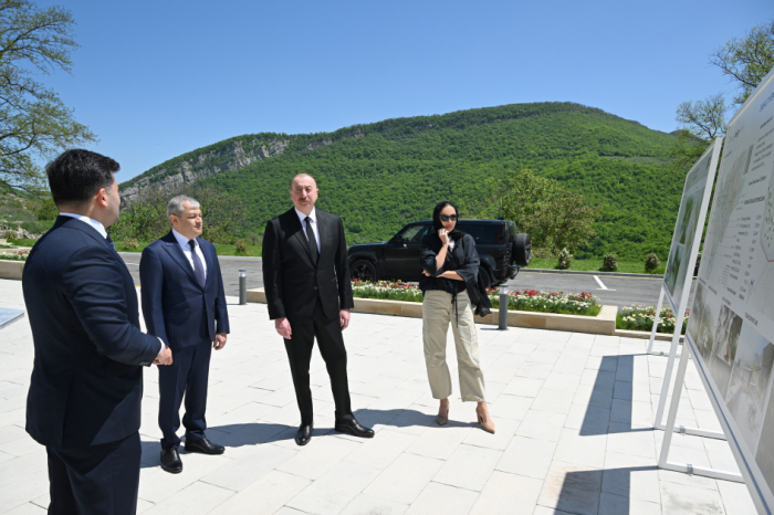 El Presidente de Azerbaiyán y la Primera Dama asistieron a la inauguración de la mezquita de la aldea Dashalti en el distrito de Shusha